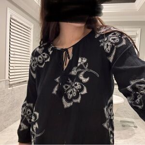Black women’s top w/ flowers